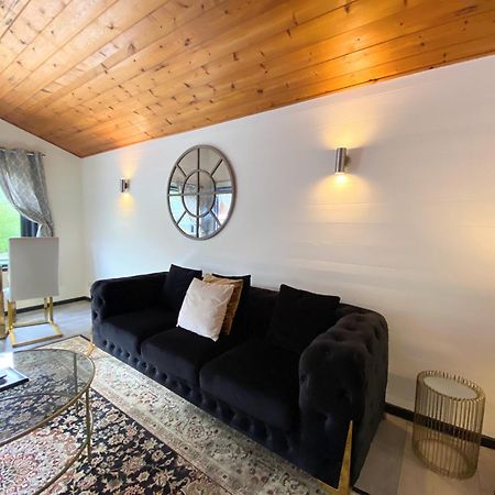 Magpie 2 Hot Tub Huntersmoon-Warminster-Longleat-Wiltshire Villa Exterior photo