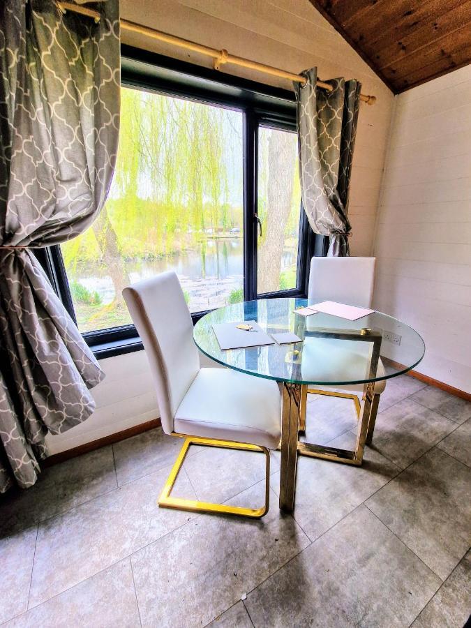 Magpie 2 Hot Tub Huntersmoon-Warminster-Longleat-Wiltshire Villa Exterior photo