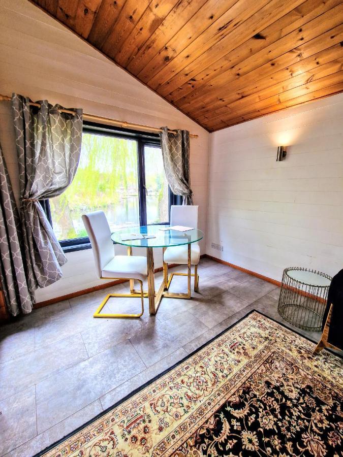 Magpie 2 Hot Tub Huntersmoon-Warminster-Longleat-Wiltshire Villa Exterior photo