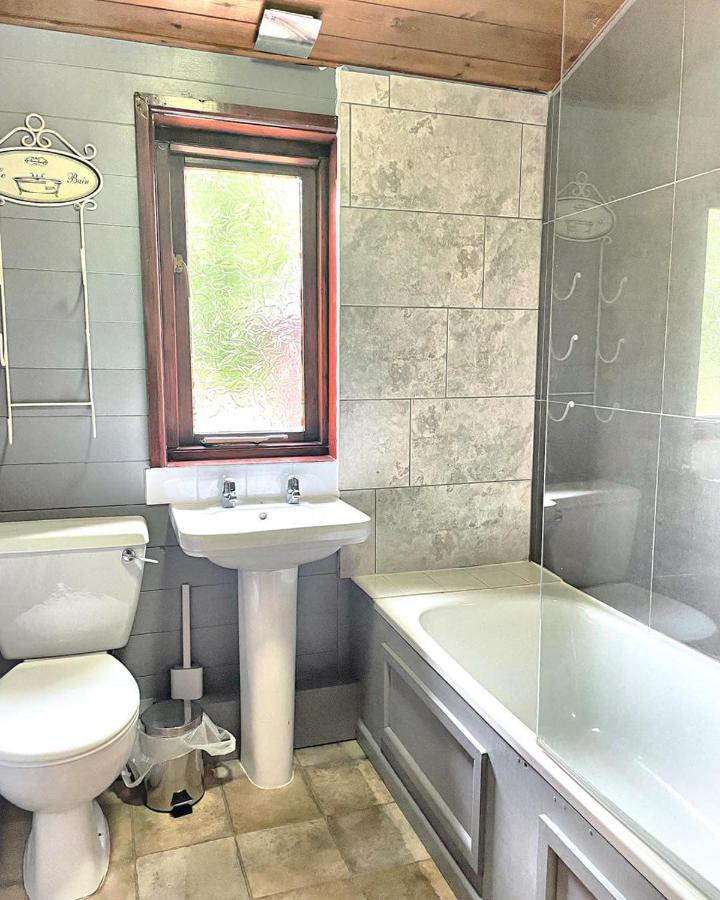 Magpie 2 Hot Tub Huntersmoon-Warminster-Longleat-Wiltshire Villa Exterior photo