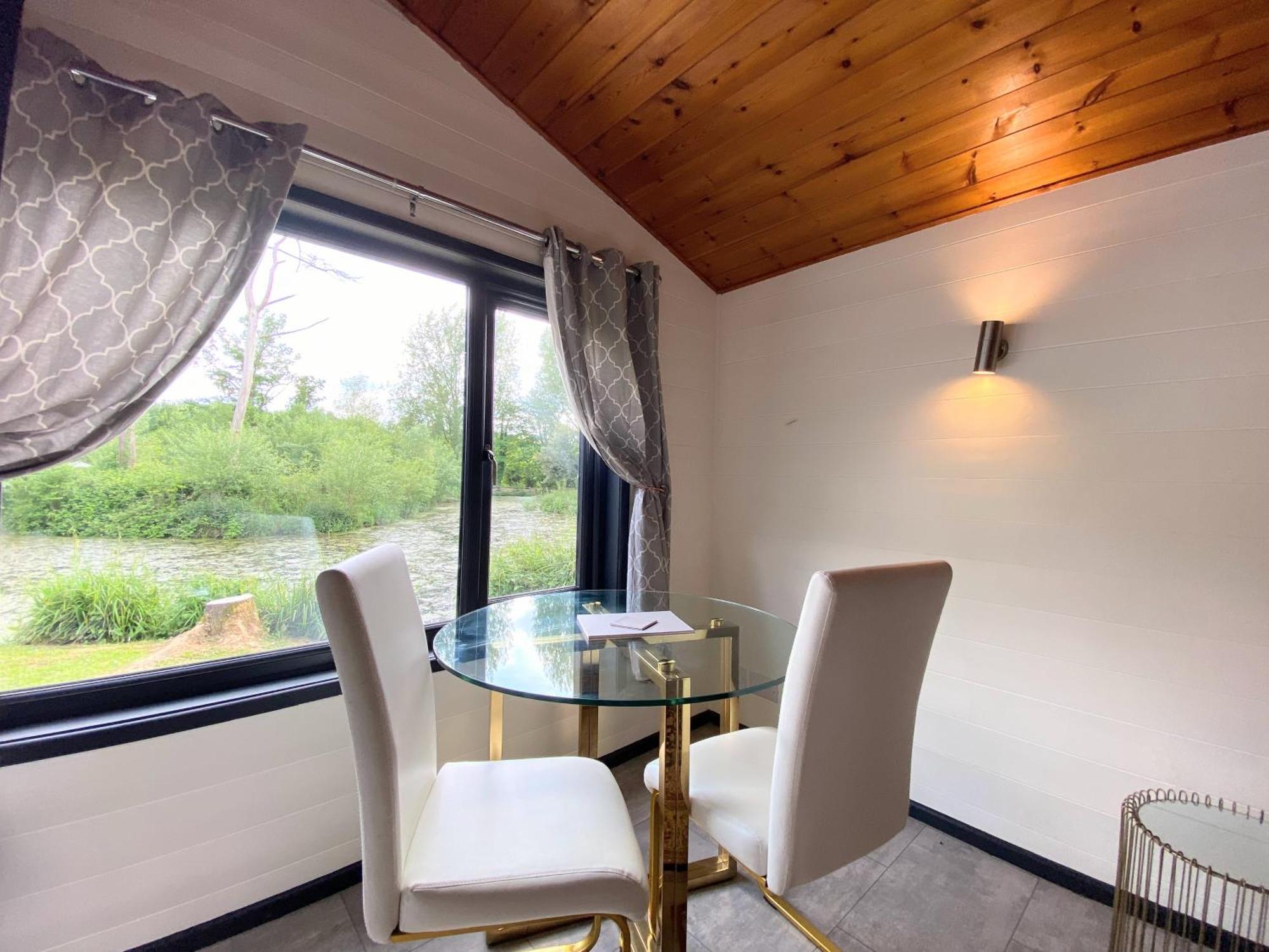 Magpie 2 Hot Tub Huntersmoon-Warminster-Longleat-Wiltshire Villa Exterior photo